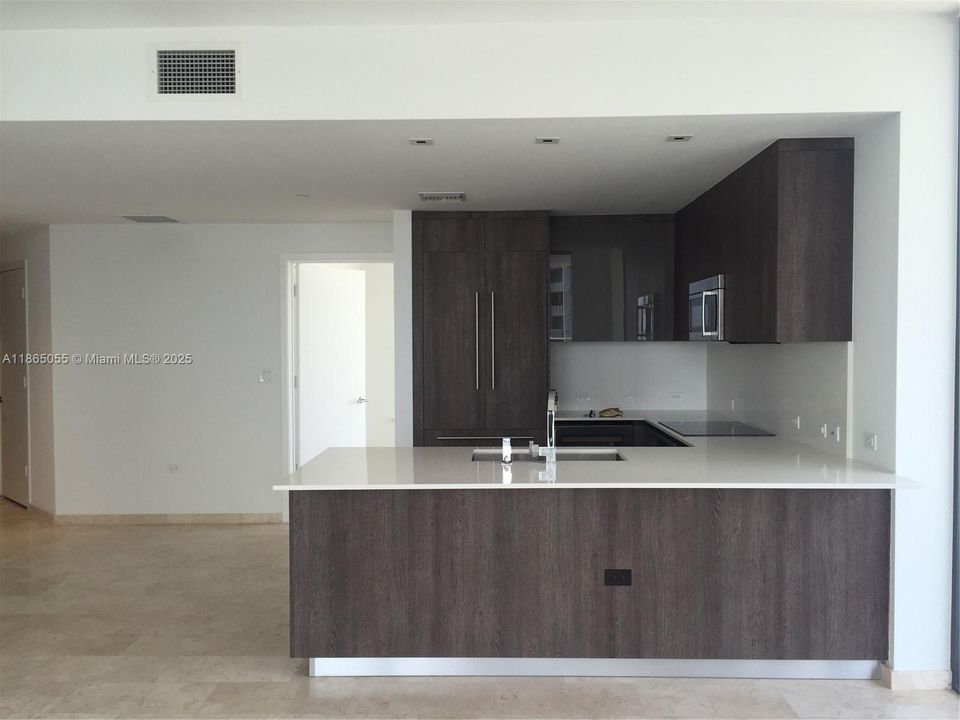 Под контрактом: $6,800 (2 спален, 2 ванн, 1265 Квадратных фут)