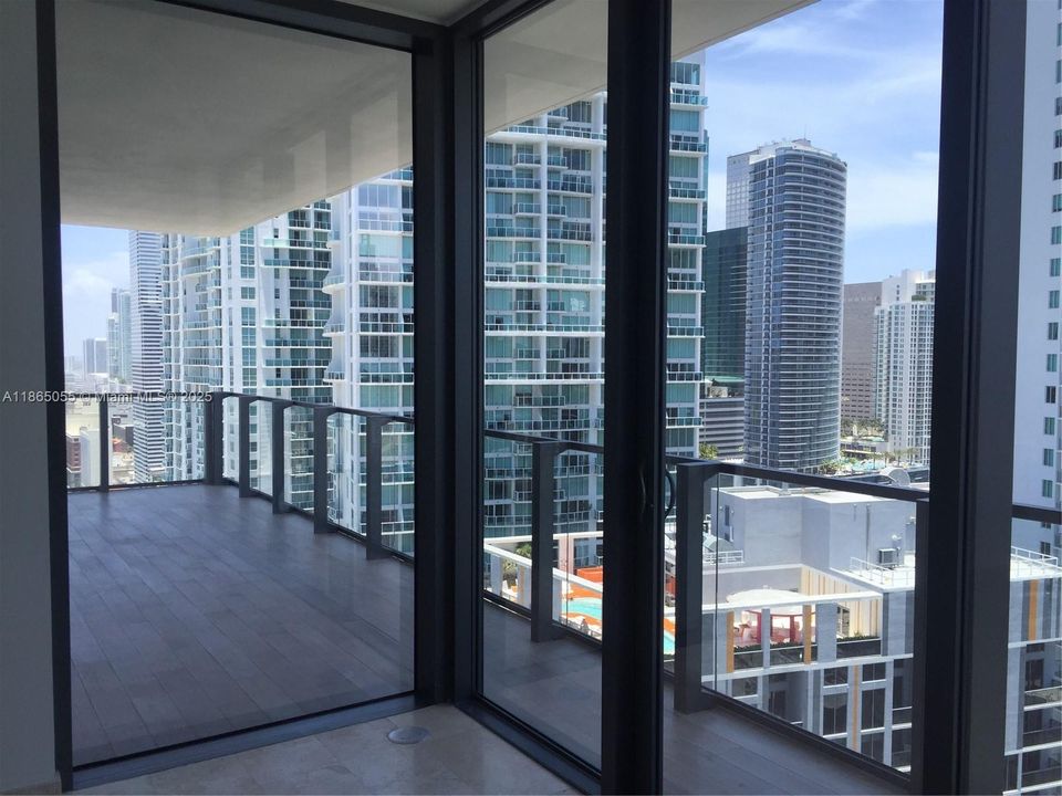 Под контрактом: $6,800 (2 спален, 2 ванн, 1265 Квадратных фут)