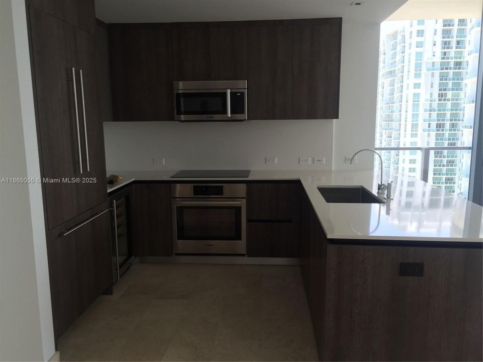 Под контрактом: $6,800 (2 спален, 2 ванн, 1265 Квадратных фут)