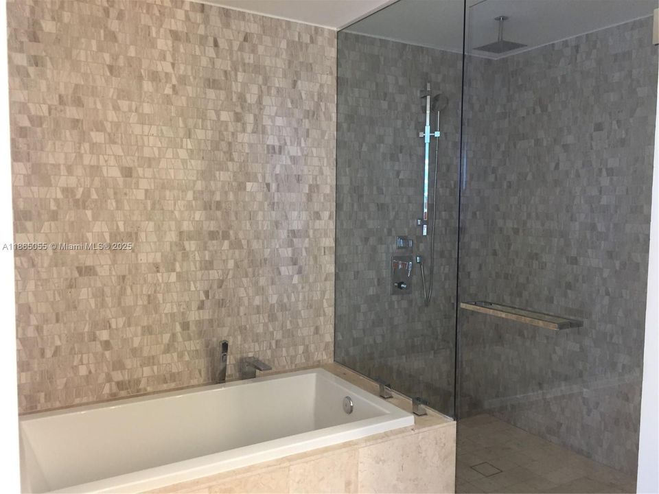 Под контрактом: $6,800 (2 спален, 2 ванн, 1265 Квадратных фут)