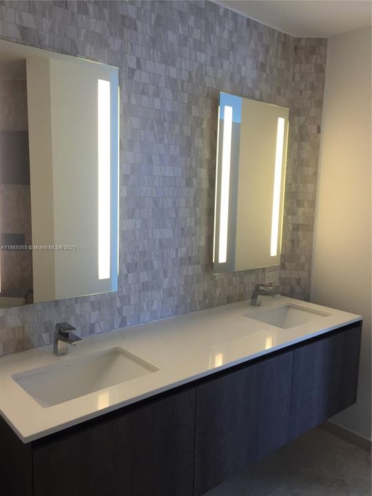 Под контрактом: $6,800 (2 спален, 2 ванн, 1265 Квадратных фут)