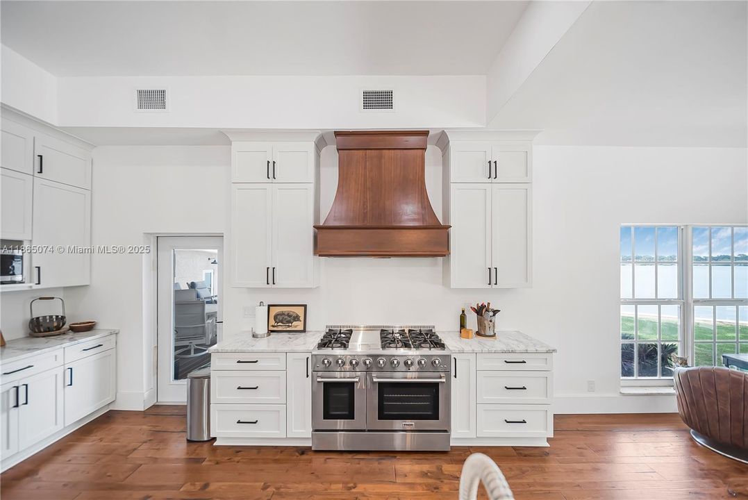 На продажу: $6,495,000 (5 спален, 4 ванн, 3385 Квадратных фут)