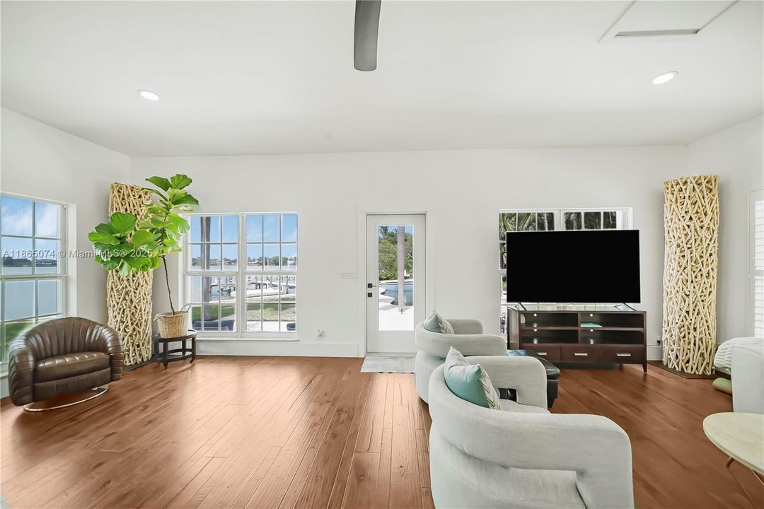 На продажу: $6,495,000 (5 спален, 4 ванн, 3385 Квадратных фут)