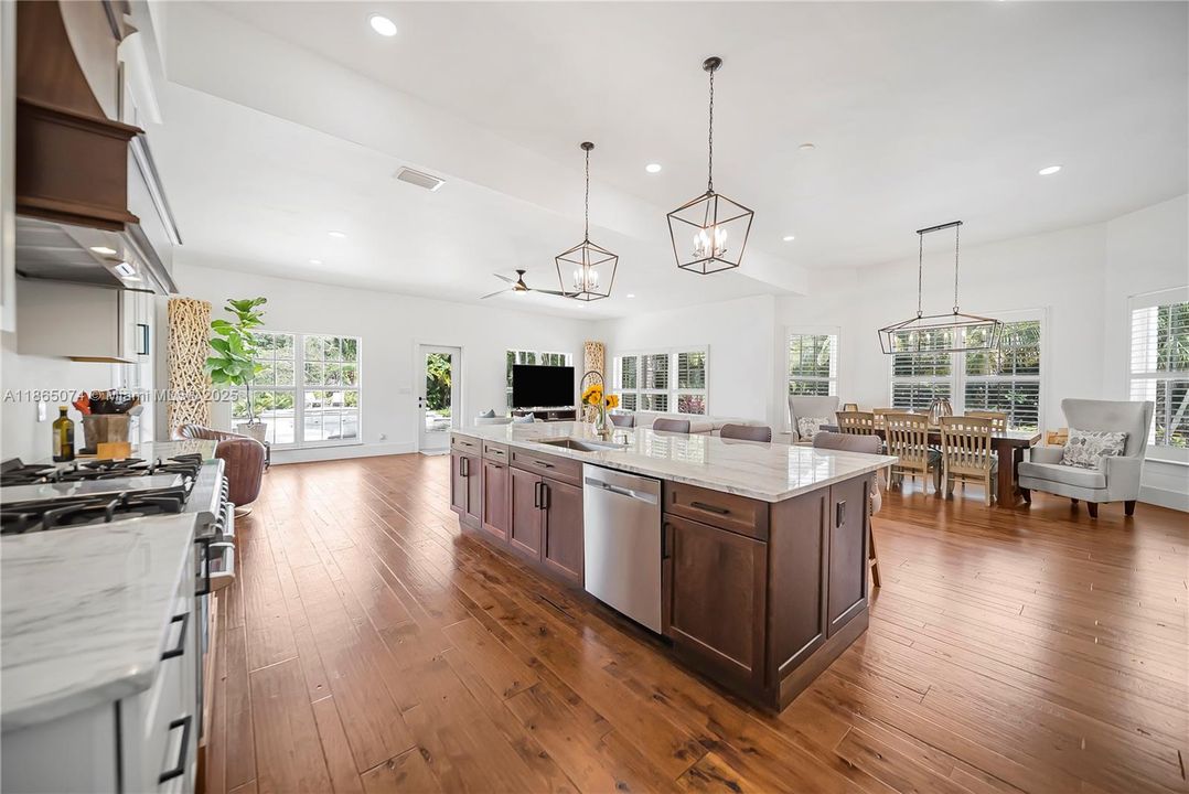 На продажу: $6,495,000 (5 спален, 4 ванн, 3385 Квадратных фут)