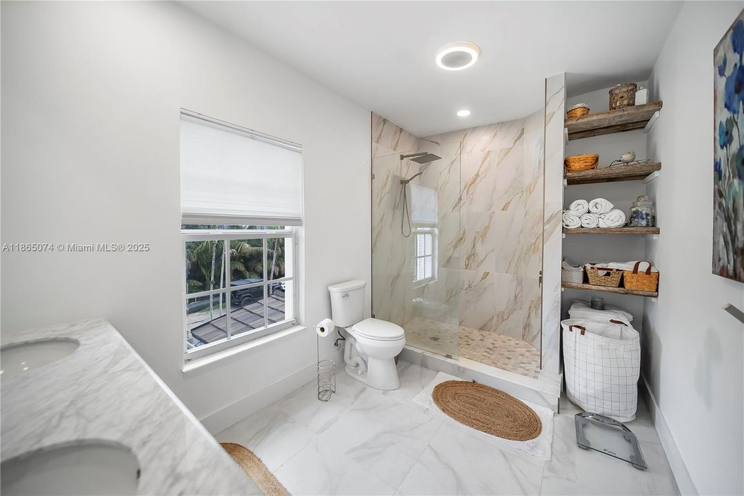 На продажу: $6,495,000 (5 спален, 4 ванн, 3385 Квадратных фут)