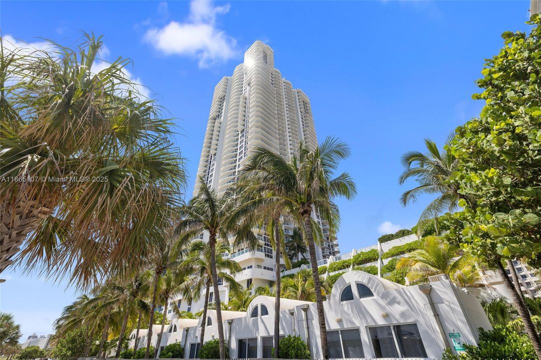 For Sale: $2,899,000 (3 beds, 2 baths, 1761 Square Feet)