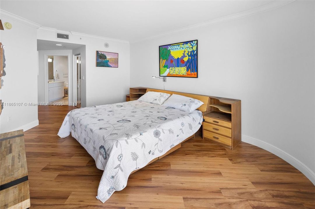 For Sale: $2,899,000 (3 beds, 2 baths, 1761 Square Feet)