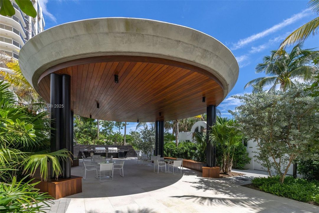 For Sale: $2,899,000 (3 beds, 2 baths, 1761 Square Feet)