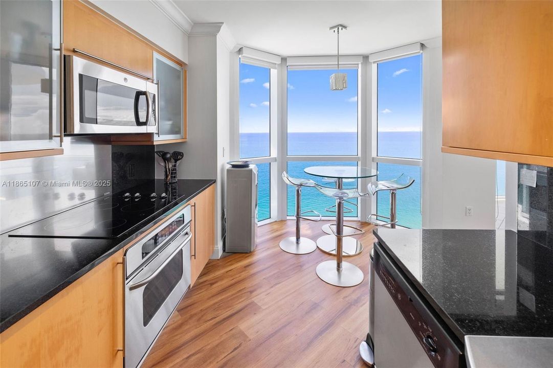 For Sale: $2,899,000 (3 beds, 2 baths, 1761 Square Feet)