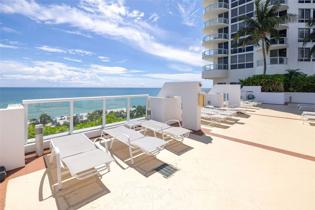 For Sale: $2,899,000 (3 beds, 2 baths, 1761 Square Feet)