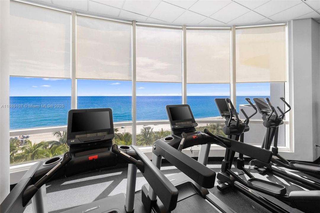 For Sale: $2,899,000 (3 beds, 2 baths, 1761 Square Feet)