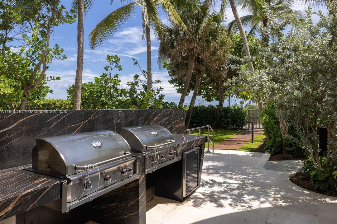 For Sale: $2,899,000 (3 beds, 2 baths, 1761 Square Feet)