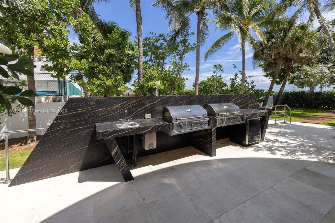 For Sale: $2,899,000 (3 beds, 2 baths, 1761 Square Feet)