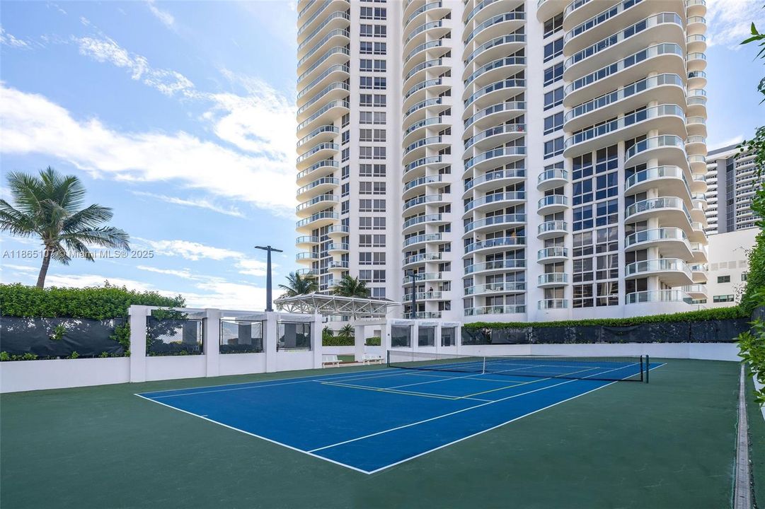 For Sale: $2,899,000 (3 beds, 2 baths, 1761 Square Feet)