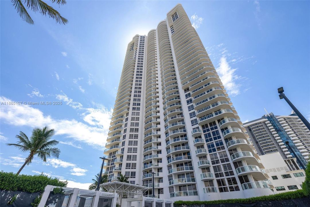 For Sale: $2,899,000 (3 beds, 2 baths, 1761 Square Feet)