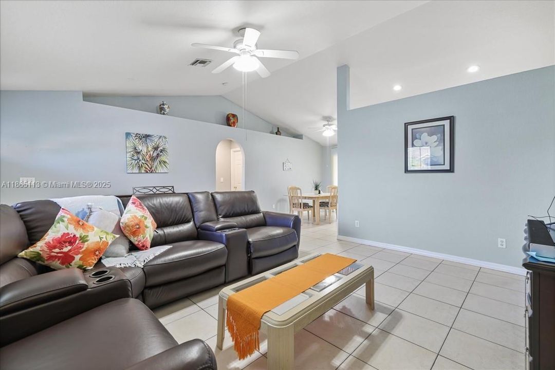 出租: $2,000 (3 贝兹, 2 浴室, 0 平方英尺)