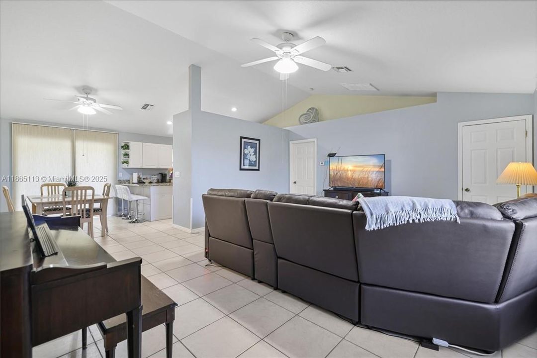 出租: $2,000 (3 贝兹, 2 浴室, 0 平方英尺)