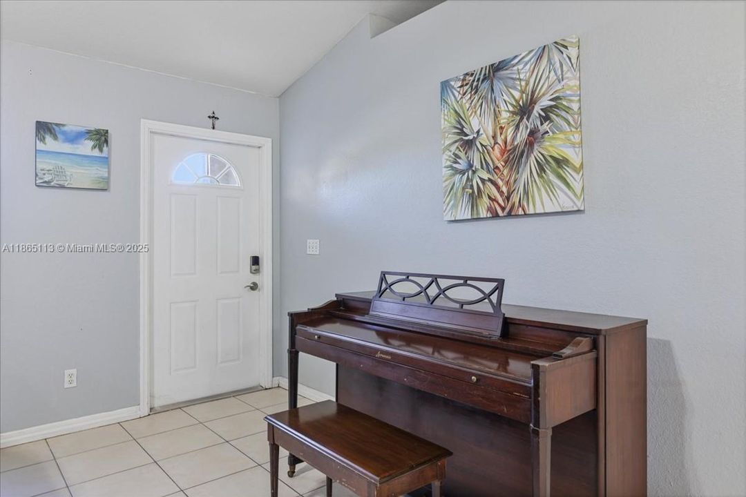 出租: $2,000 (3 贝兹, 2 浴室, 0 平方英尺)