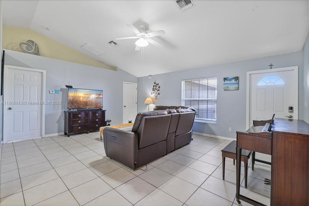 出租: $2,000 (3 贝兹, 2 浴室, 0 平方英尺)