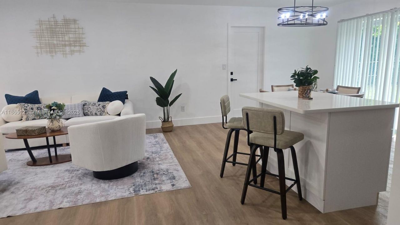 Под контрактом: $295,000 (3 спален, 2 ванн, 1164 Квадратных фут)