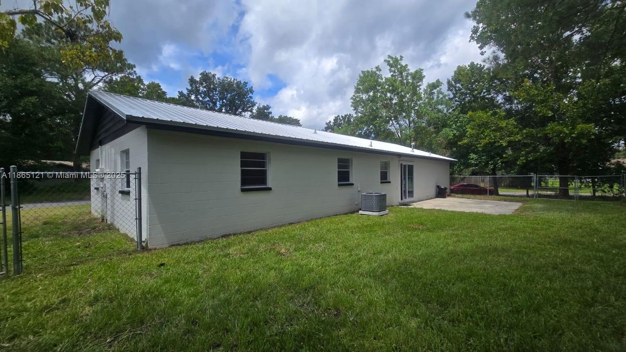 Под контрактом: $295,000 (3 спален, 2 ванн, 1164 Квадратных фут)