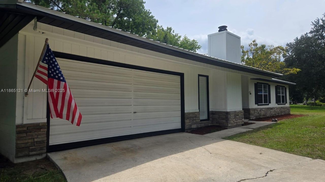 Под контрактом: $295,000 (3 спален, 2 ванн, 1164 Квадратных фут)