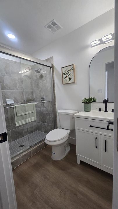 Под контрактом: $295,000 (3 спален, 2 ванн, 1164 Квадратных фут)