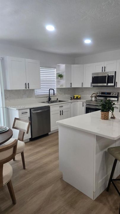 Под контрактом: $295,000 (3 спален, 2 ванн, 1164 Квадратных фут)