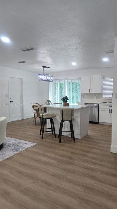 Под контрактом: $295,000 (3 спален, 2 ванн, 1164 Квадратных фут)