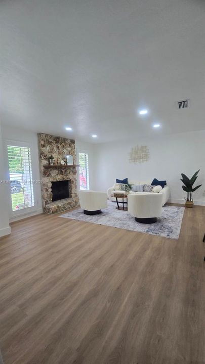 Под контрактом: $295,000 (3 спален, 2 ванн, 1164 Квадратных фут)