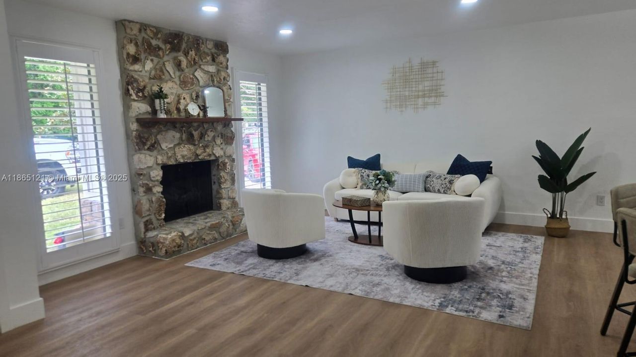 Под контрактом: $295,000 (3 спален, 2 ванн, 1164 Квадратных фут)