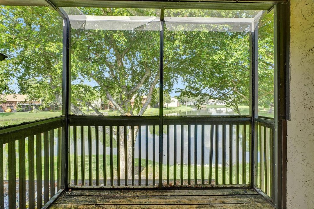 SCREENED-IN BALCONY PRIMARY SUITE