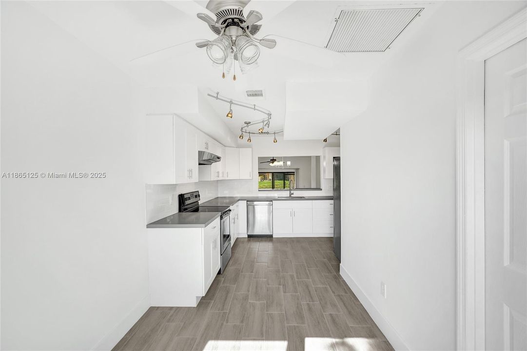 Active With Contract: $3,000 (3 beds, 2 baths, 1705 Square Feet)