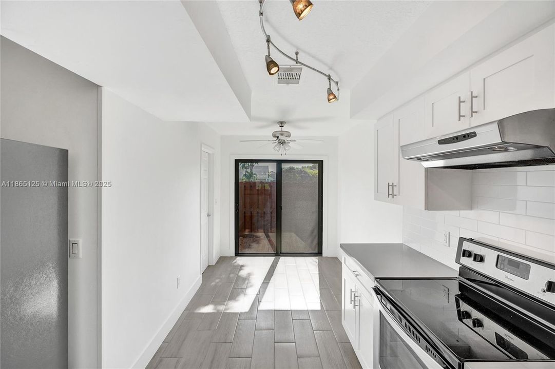 Active With Contract: $3,000 (3 beds, 2 baths, 1705 Square Feet)