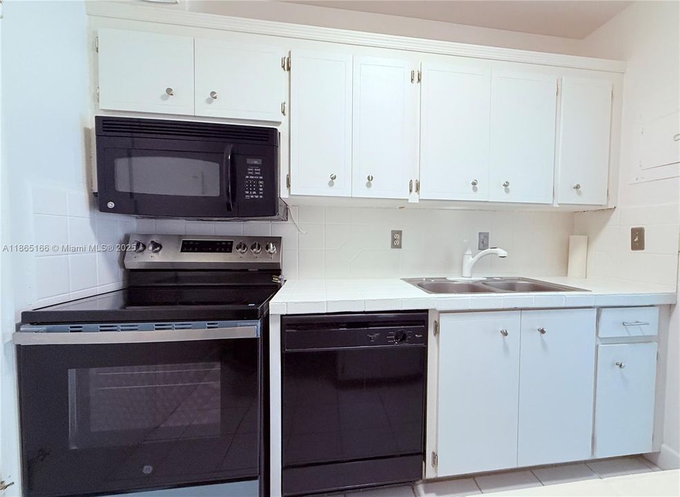 Под контрактом: $1,550 (1 спален, 1 ванн, 756 Квадратных фут)