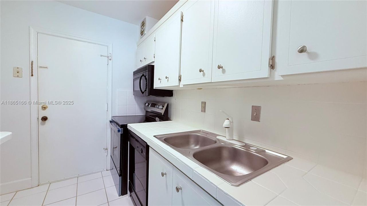 Под контрактом: $1,550 (1 спален, 1 ванн, 756 Квадратных фут)