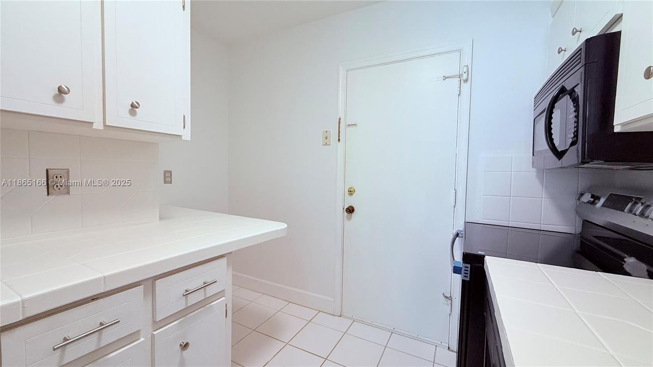 Под контрактом: $1,550 (1 спален, 1 ванн, 756 Квадратных фут)