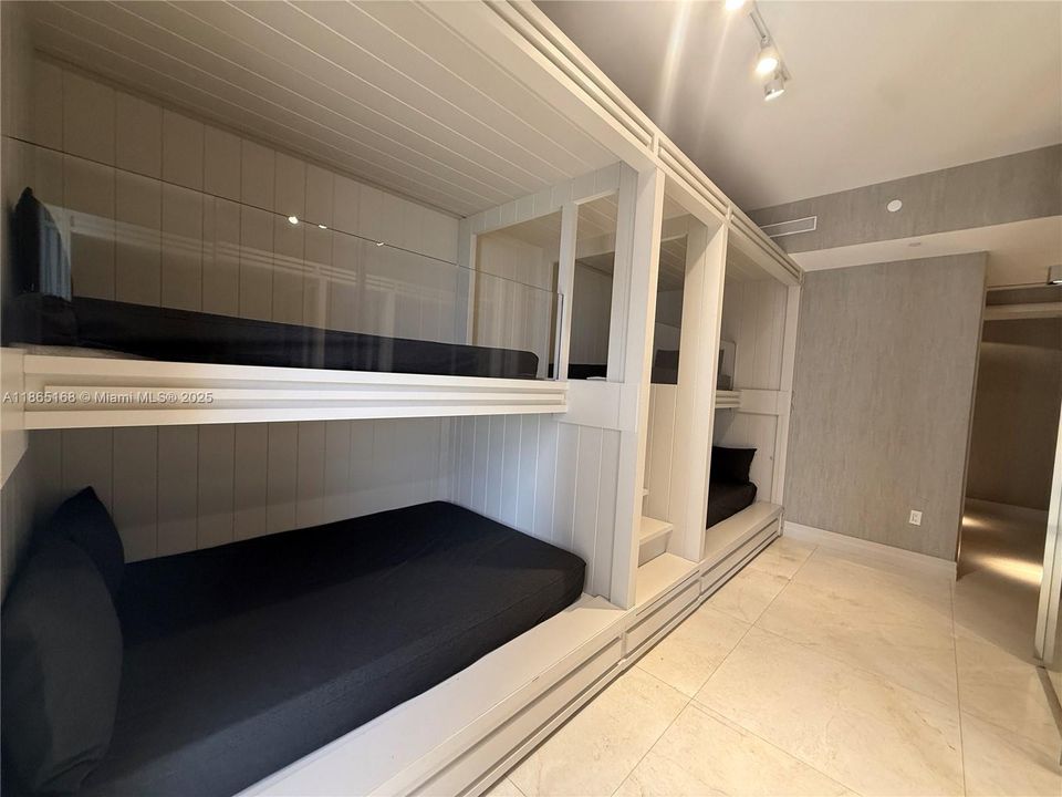 出租: $42,000 (4 贝兹, 6 浴室, 4609 平方英尺)