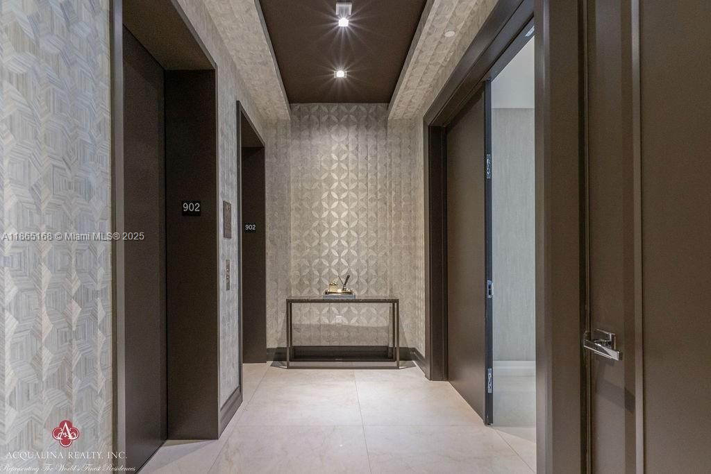 出租: $42,000 (4 贝兹, 6 浴室, 4609 平方英尺)