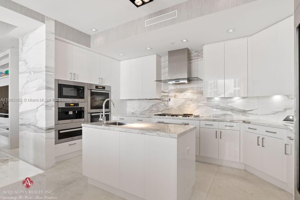 出租: $42,000 (4 贝兹, 6 浴室, 4609 平方英尺)