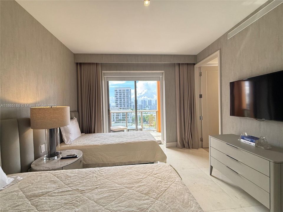 出租: $42,000 (4 贝兹, 6 浴室, 4609 平方英尺)