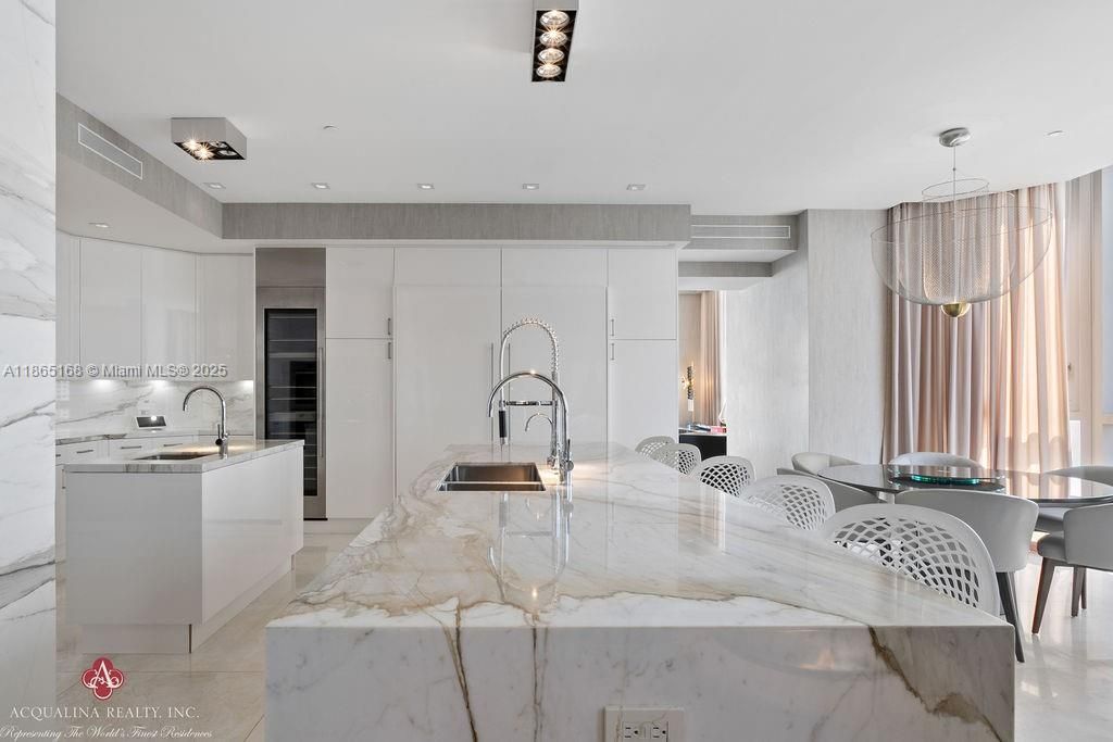 出租: $42,000 (4 贝兹, 6 浴室, 4609 平方英尺)