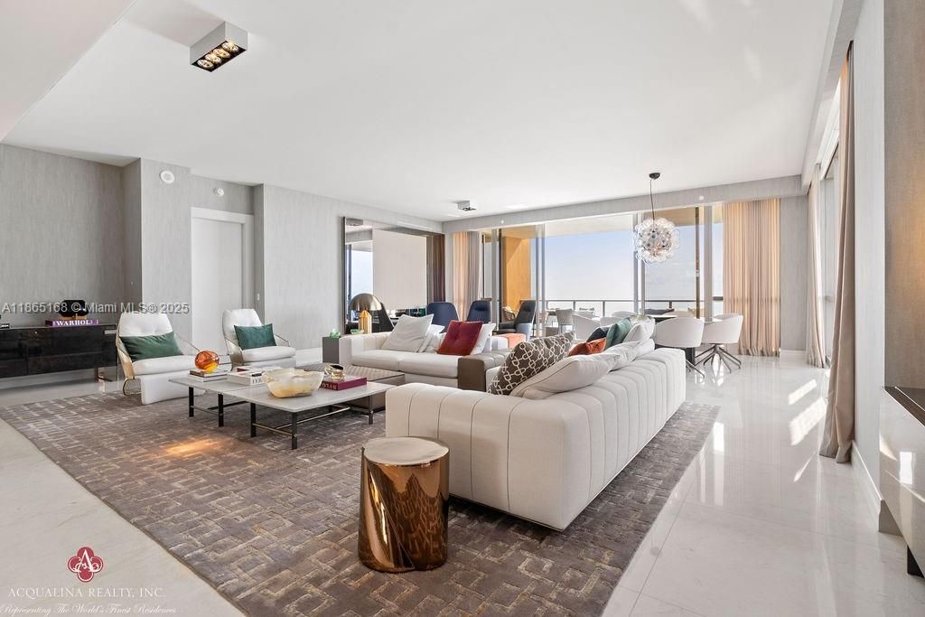 出租: $42,000 (4 贝兹, 6 浴室, 4609 平方英尺)