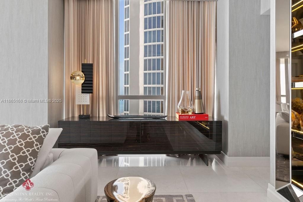 出租: $42,000 (4 贝兹, 6 浴室, 4609 平方英尺)