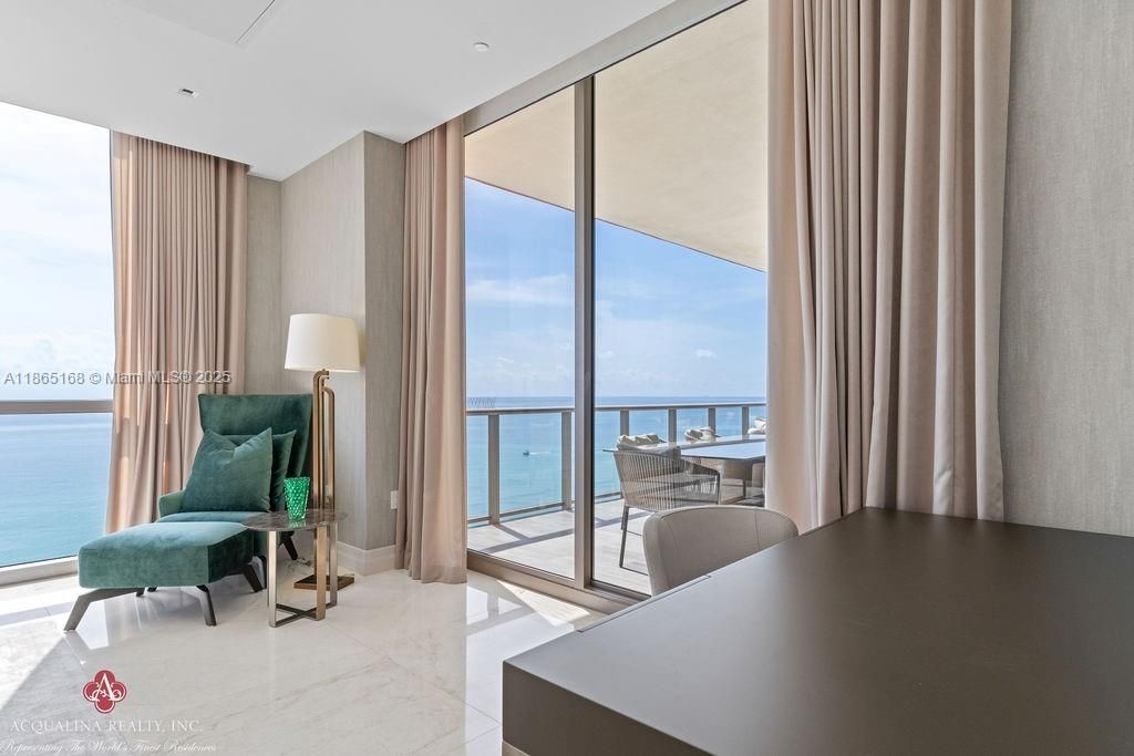 出租: $42,000 (4 贝兹, 6 浴室, 4609 平方英尺)