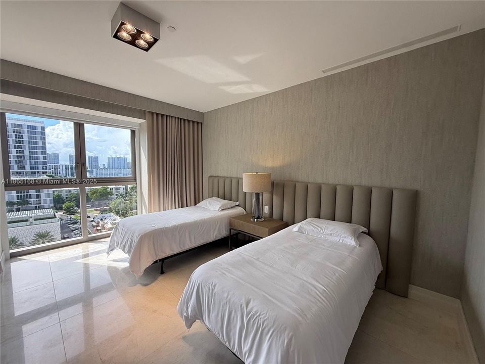 出租: $42,000 (4 贝兹, 6 浴室, 4609 平方英尺)