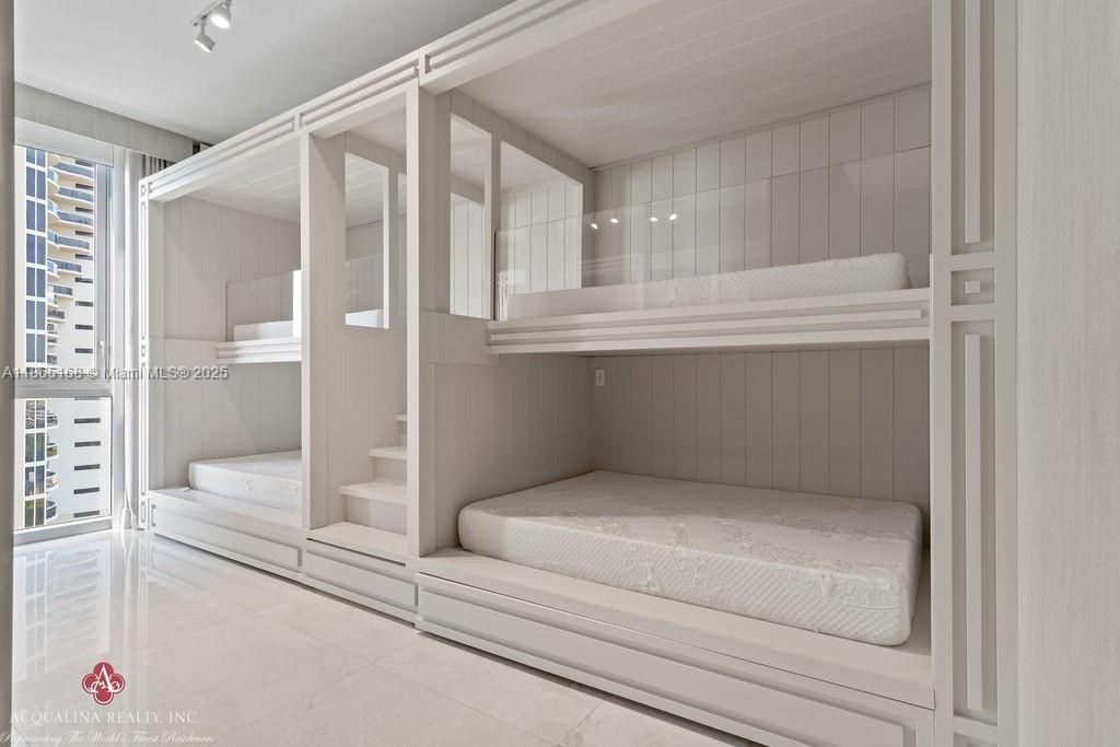 出租: $42,000 (4 贝兹, 6 浴室, 4609 平方英尺)