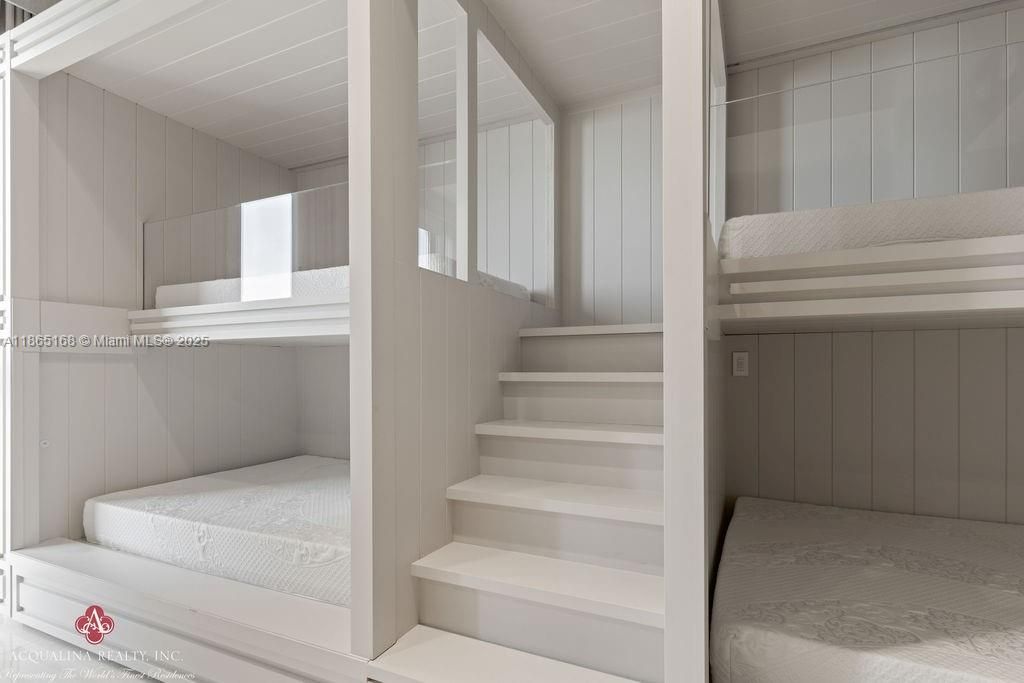 出租: $42,000 (4 贝兹, 6 浴室, 4609 平方英尺)