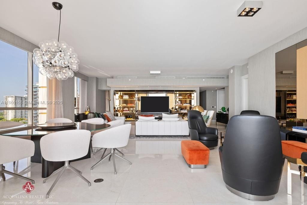 出租: $42,000 (4 贝兹, 6 浴室, 4609 平方英尺)