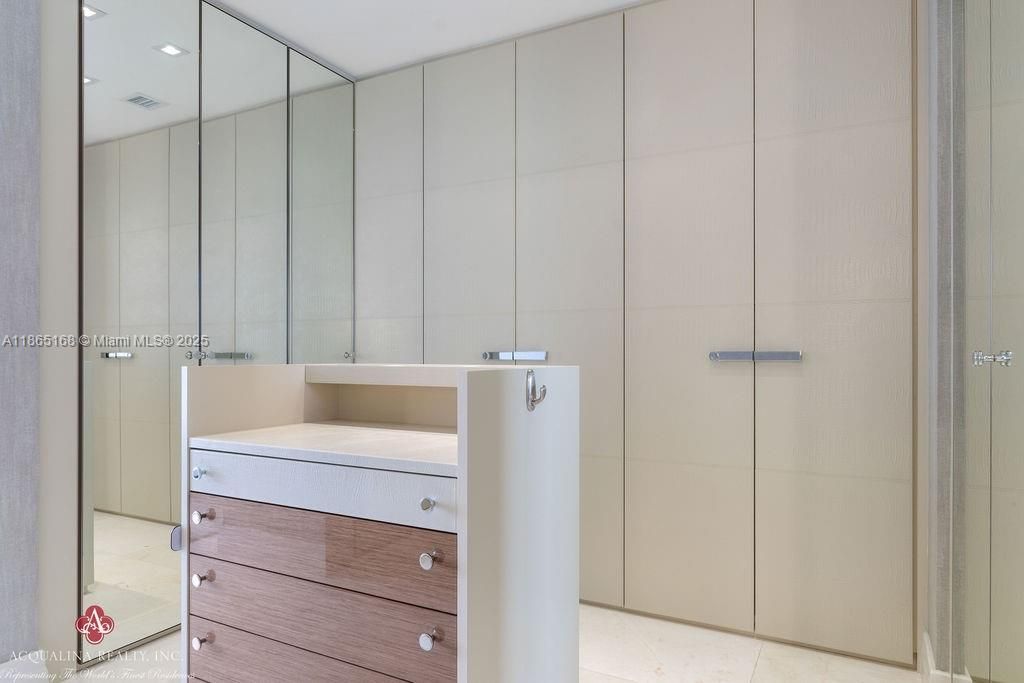 出租: $42,000 (4 贝兹, 6 浴室, 4609 平方英尺)